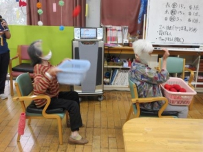 息がぴったり合うと、上手に籠の中にお手玉を入れることができます。