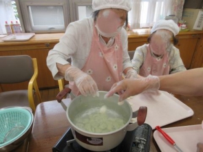 丸めた豆腐白玉を茹でます。茹で上がった白玉を冷やしたら、盛り付けして完成です✨