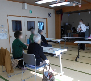 皆さん真剣にお話を聞いています。