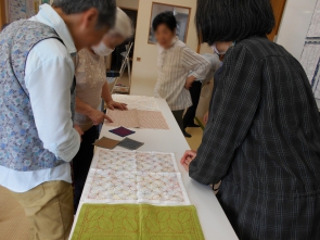 講師の素敵な作品を皆で鑑賞しています。