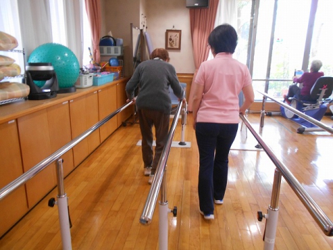 101歳のお客様も平行棒内で歩行練習頑張ってます！！