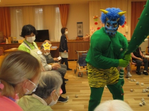 鬼の登場に大盛り上がり！