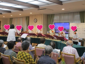沢山のハンドベルが並ぶと壮観