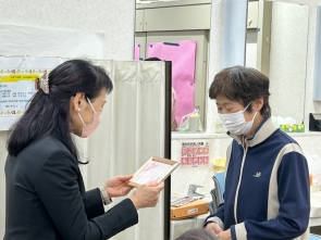 理事長から表彰状を受け取りました