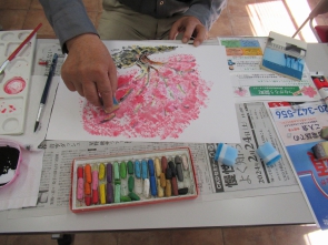 「脳いきいきアート」ではスポンジで桜の木を描きました。