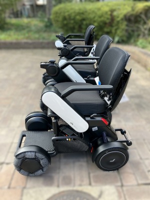 電動車いす「ＷHILL」（ウィル）スタイリッシュで外出したくなるデザイン。上り坂、５ｃｍの段差も安全に移動が可能です。