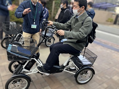 関町周辺は坂が多い地域です。自動車の免許を返納した後の移動手段として、電動三輪車を検討する方も多いようです。こちらは、電動四輪車。安定感は抜群です。