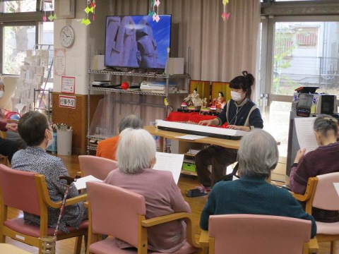 職員の伴奏で歌います♪