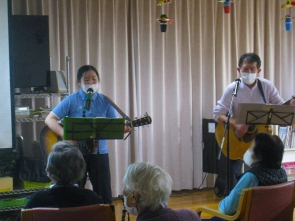 　　　　　　二人の熱唱の様子です