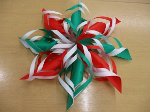 赤と緑の折り紙を8枚つなぎ合わせてリースを作りました。