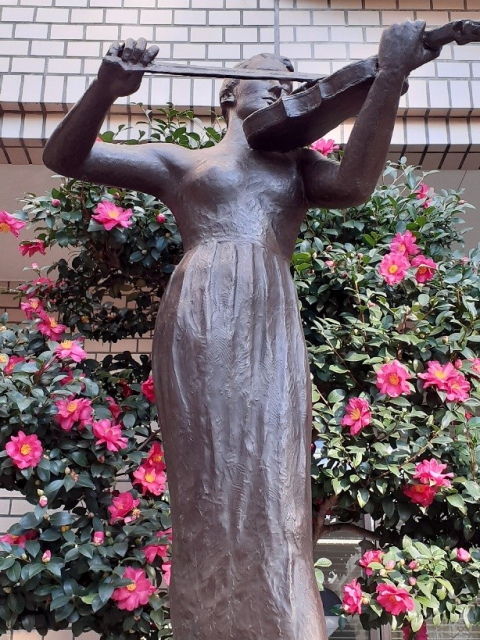 銅像との共演です。