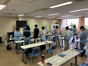 ガウンテクニック実演中