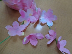　　和紙をピンクに染めて花を作りました。