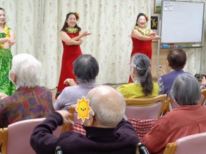 鈴をもって一緒に踊ります！