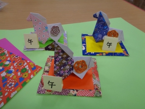 折り紙の柄や色によって雰囲気が変わります