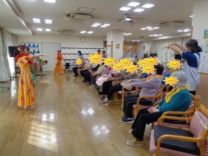 お客様も一緒に踊ります♪