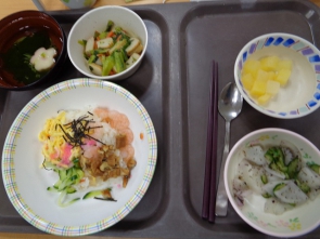 彩り綺麗なちらし寿司を楽しんで頂きました