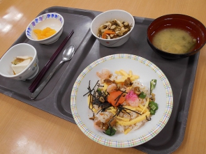 昼食は七夕ちらしでした♪
