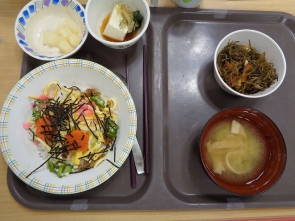 昼食は特製ちらし寿司