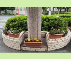 施設入り口に飾られています!