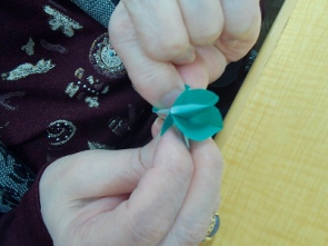 細かい作業を丁寧に進めています