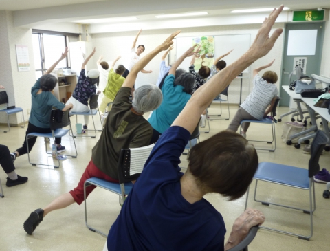 ストレッチの要素を交えた体操を通じて心も体も伸び伸びと