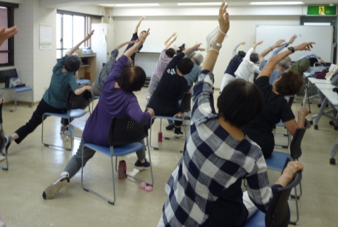 アップテンポな音楽に合わせ、意気揚々と体を伸ばす皆さん