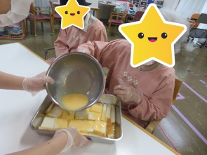 食パンに液を流し込みます！