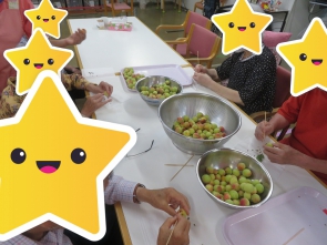 丁寧にヘタをとっています！