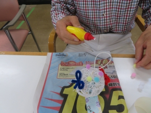 丁寧にボンドで付けます！