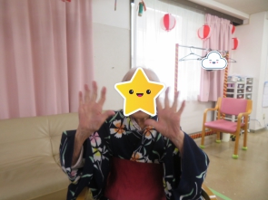 両手をあげ上機嫌！